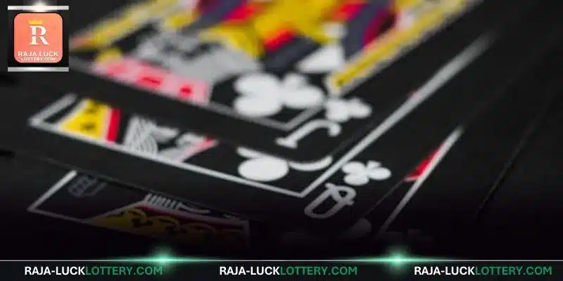 Players observe opponent behavior to gain tactical table advantage